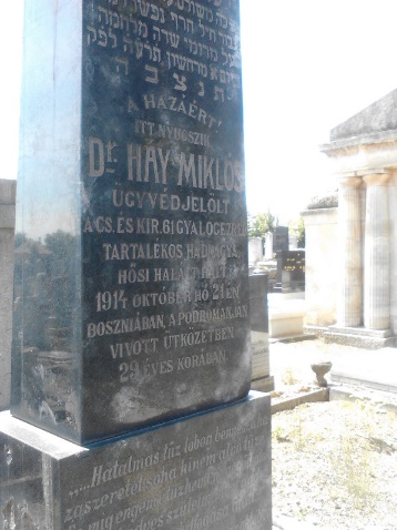 A hősi halált halt dr. Háy Miklós tartalékos hadnagy síremléke